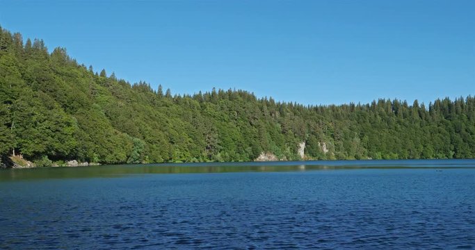 Lac Pavin,  Besse-et-Saint-Anastaise, Puy de Dome, Massif Central, Auvergne, France
