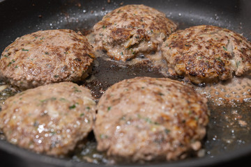 Fleisch anbraten - Hamburger
