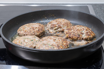 Fleisch anbraten - Hamburger