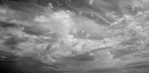 Bedrohliches Wolkenspiel am Himmel in schwarz und weiß