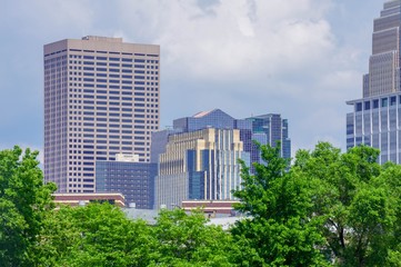 Obraz na płótnie Canvas Minneapolis skyline in the summer in Minnesota with green trees