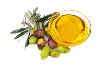 aceitunas naturales con hojas de olivo y vasija de aceite