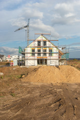 Einger&uuml;steter Rohbau mit Erdmaterial davor.