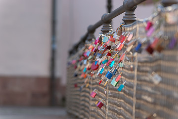 Kleine B&uuml;gelschl&ouml;sser h&auml;ngend am Br&uuml;ckengel&auml;nder.