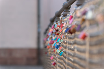 Kleine B&uuml;gelschl&ouml;sser h&auml;ngend am Br&uuml;ckengel&auml;nder.