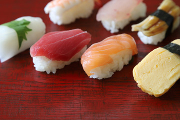 漆塗りの板に盛ったお寿司