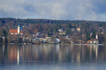 Fototapeta na wymiar Blick über den Starnberger See nach Tutzing