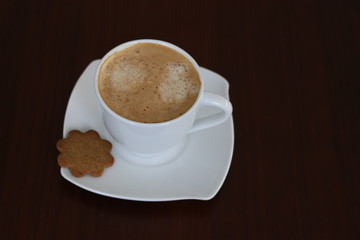 Cappuccino, Kaffee mit Milchschaum in Tasse mit Keks