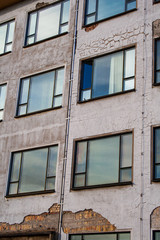 Sanierungsbedürftige Fassade von einem Mehrfamilienhaus