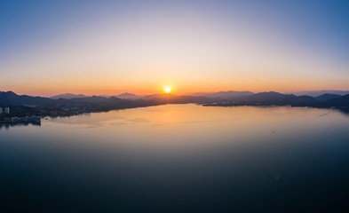 Obraz premium Beautiful Landscape of Taiping Lake in Huangshan City at Sunset in China