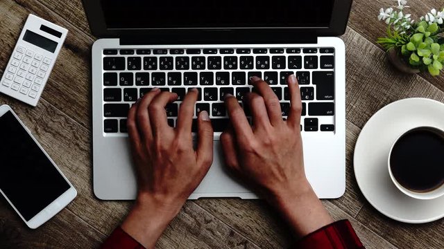 タイピングをしている人のボディパーツ動画
