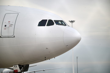 un avión en un aeropuerto