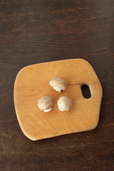 まな板の上のブラウンマッシュルーム