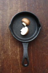 スキレットに入ったブラウンマッシュルーム