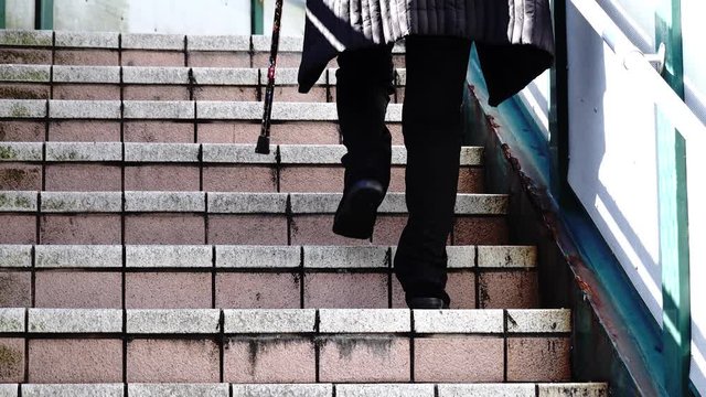 階段をあがる高齢者の足元の動画