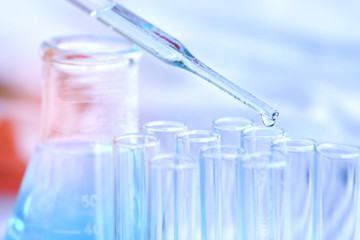 The hands of researchers, he experimented with antibiotics in the lab of the hospital.