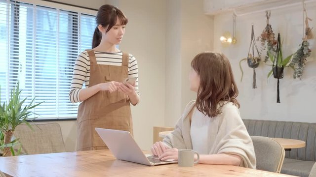 パソコンを使う女性