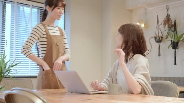 パソコンを使う女性