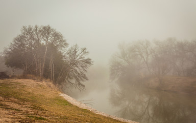 Obraz na płótnie Canvas Brownwood Tx fog in the Riverside Park lake winter season