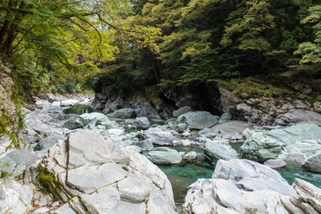 大きな岩肌を流れるきれいな川
