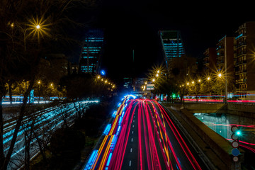 Fototapeta na wymiar Entrada a Madrid con luces de los coches en larga exposición con las Torres Kio al fondo