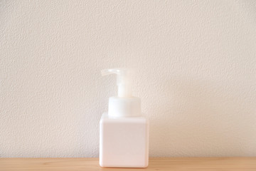 ハンドソープボトル　四角　白　瓶　ボトル　正方形　背景　化粧品　石鹸　手洗い　浴室　洗面　トイレ　クリーム　プラスチック　１　余白　文字スペース　コピースペース　ホワイトスペース