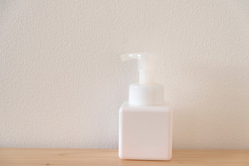 手洗い　イメージ　洗面　清潔　朝　ハンドソープのボトル　白　横　手洗い　せっけん　石鹸　ハンドソープ　消毒　ボトル　詰め替え　ポンプ　余白　ホワイトスペース　文字スペース　コピースペース　背景素材　素材　背景写真