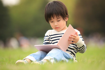 本を読む男の子