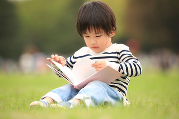 本を読む男の子