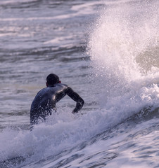 Naklejka premium a surfer surf a wave in italy