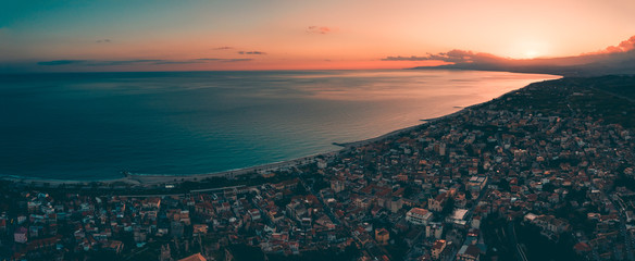 Roccella Jonica, vista aerea della città calabrese con il mare, la spiaggia e il castello. Panoramica. - obrazy, fototapety, plakaty
