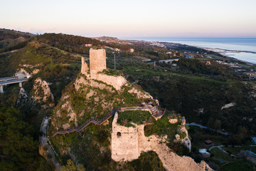 Fototapeta na wymiar Vecchia torre di avvistamento vicino la costa e il mare