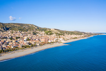 Fototapeta premium Roccella Jonica, vista aerea della città calabrese con il mare, la spiaggia e il castello.