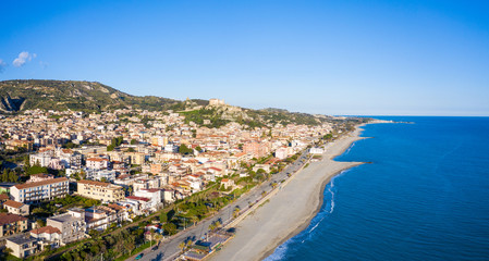 Roccella Jonica, vista aerea della città calabrese con il mare, la spiaggia e il castello. - obrazy, fototapety, plakaty