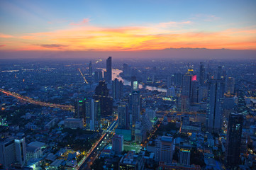 Fototapeta premium Panorama au crépuscule sur Bangkok