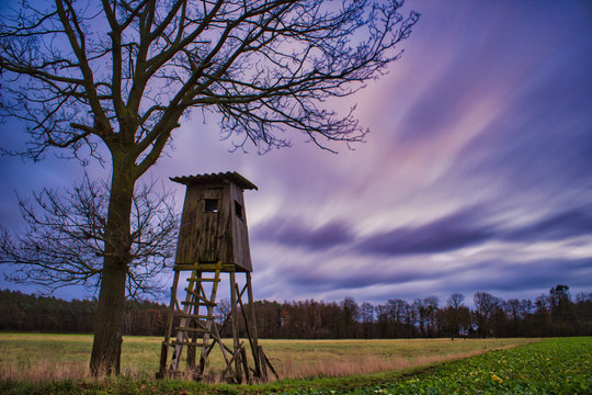 Hochsitz mit dramatischen wolken