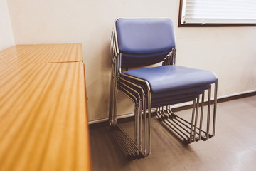 会議室の椅子と机 横