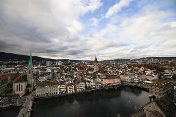 Obraz premium Zürich; Blick vom Grossmünster über Fluss und Stadt