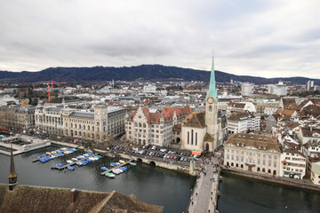 Naklejka premium Winter in Zürich; Limmat, Stadthausquai und Fraumünster