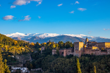 Alhambra de Granada con Sierra Nevada - obrazy, fototapety, plakaty