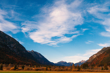 Föhnwolken in stürmischem Himmel in den Bayerischen Alpen