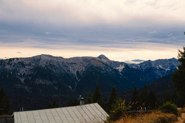 Föhnwolken in stürmischem Himmel in den Bayerischen Alpen