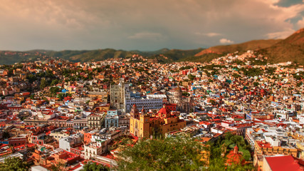 Fototapeta na wymiar colorful cityscape of mexican city Guanajuato Mexico