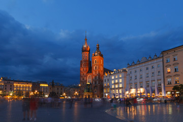 Fototapeta premium KRAKOW, POLAND - MAY, 11, 2018: St. Mary's Church and main square at night.