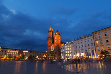 Fototapeta premium KRAKOW, POLAND - MAY, 11, 2018: St. Mary's Church and main square at night.