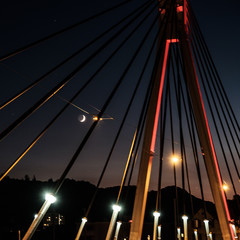 Obraz premium Storchenbrücke mit Mond