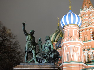 Fototapeta na wymiar st basils cathedral and minin and pozharsky monument on red square in moscow at night in winter