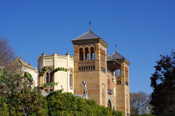 Bâtiment d'inspiration arabe dans le parc Maria Luisa à Séville