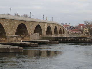 Fototapeta premium Die Steinerne Brücke in Regensburg