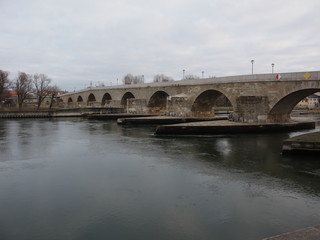 Fototapeta premium Die Steinerne Brücke in Regensburg